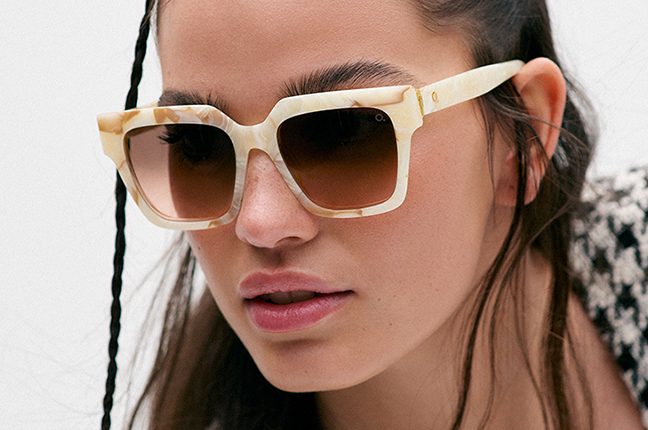 Una ragazza indossa il modello “SIMBO 22 SUN” degli occhiali da sole Etnia Barcelona