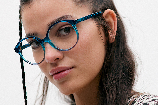 Una ragazza indossa il modello “ORNELLA” degli occhiali da vista Etnia Barcelona