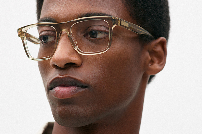 Un ragazzo indossa il modello “BRUTAL NO.5” degli occhiali da vista Etnia Barcelona – Collezione BOLD