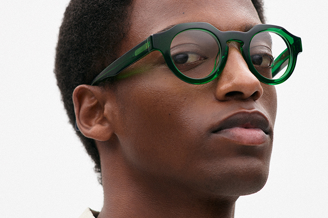 Un ragazzo indossa il modello “BRUTAL NO.4” degli occhiali da vista Etnia Barcelona – Collezione BOLD