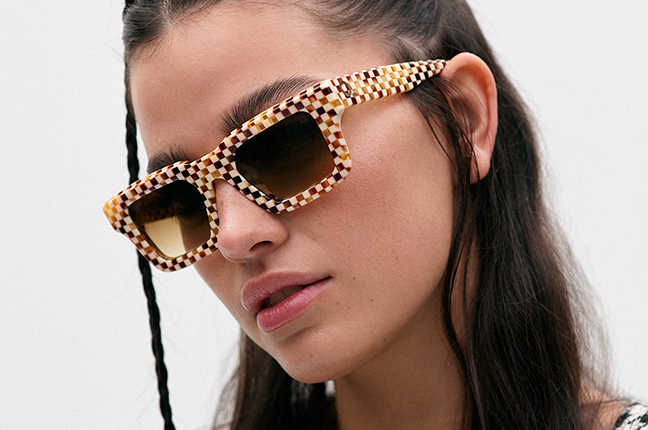 Una ragazza indossa il modello “THE KENNEDY SUN” degli occhiali da sole Etnia Barcelona