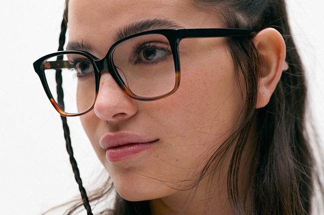 Una ragazza indossa il modello “FIORELLA” degli occhiali da vista Etnia Barcelona