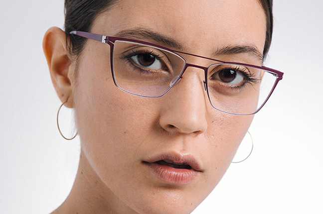 Una ragazza indossa un modello degli occhiali Lool – Collezione “TECTONIC Series”
