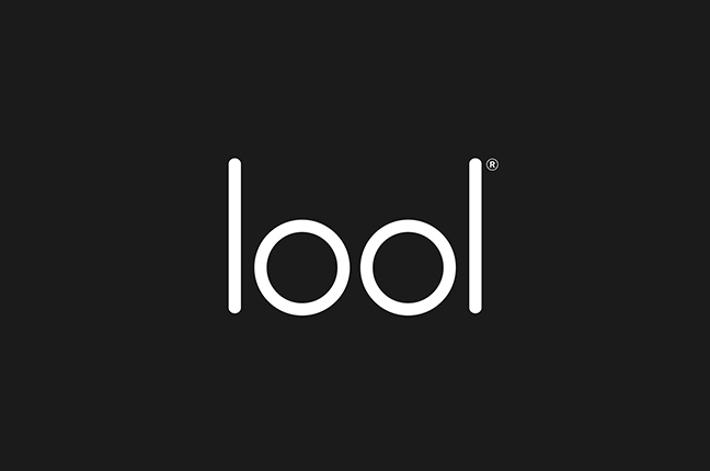 Il logo degli occhiali Lool (bianco su fondo nero)