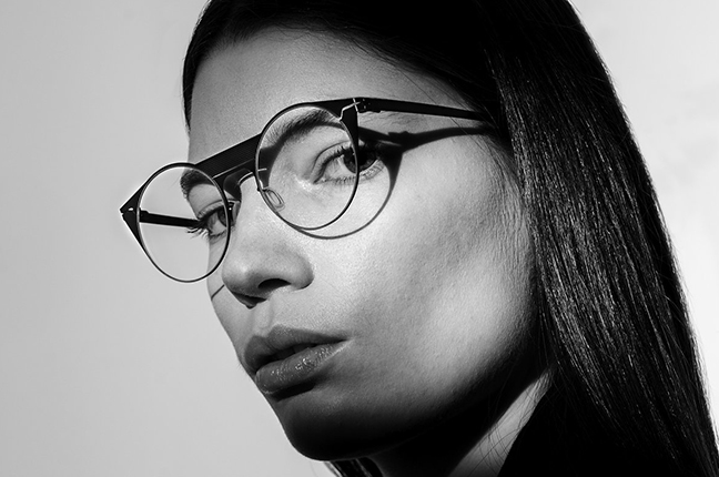Una ragazza indossa un modello degli occhiali Lool – Collezione “STEREOTOMIC Series”