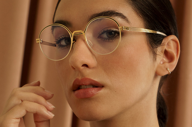Una ragazza indossa un modello degli occhiali Lool – Collezione “DECO Series”