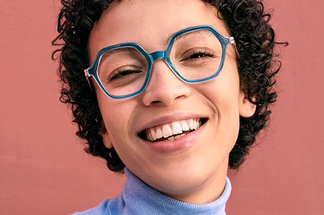 Una ragazza indossa occhiali da vista Modo, appartenenti alla collezione “PAPER-THIN ACETATE”