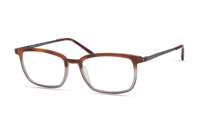 Il modello “4550” (nella colorazione “TORTOISE TO GREY”) degli occhiali Modo, appartenente alla collezione “PAPER-THIN ACETATE”