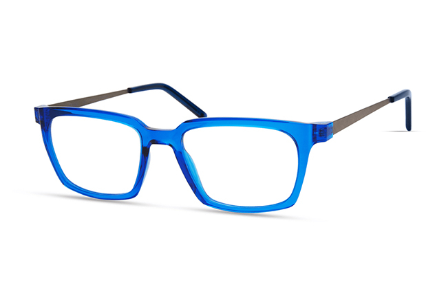 Il modello “7057” (nella colorazione “ELECTRIC BLUE”) degli occhiali Modo, appartenente alla collezione “R 1000 + TITANIUM”