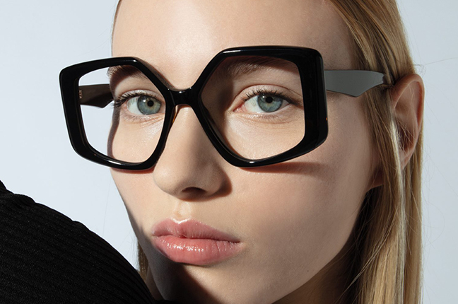 Una ragazza indossa il modello “ASTRID” degli occhiali da vista JPlus