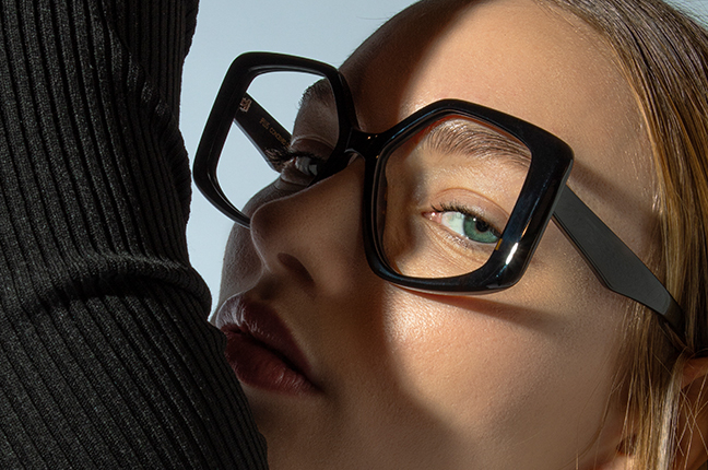 Una ragazza indossa il modello “ASTRID” degli occhiali da vista JPlus