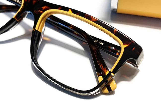 Il modello “105” degli occhiali Lamarca, appartenente alla collezione “POLICROMIE”