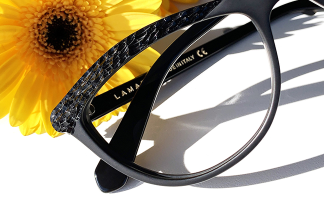 Il modello “108” degli occhiali Lamarca, appartenente alla collezione “CESELLI”
