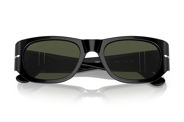Il modello “PO3307S” (Nero) degli occhiali da sole Persol