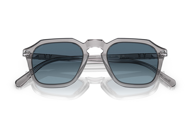 Il modello “PO3292S” (Grigio Trasparente) degli occhiali da sole Persol