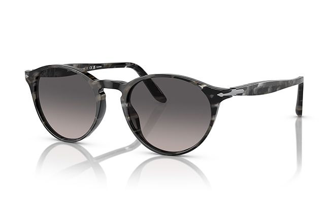 Il modello “PO3092SM” (Grigio Tartarugato) degli occhiali da sole Persol