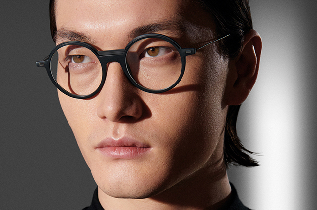 Un ragazzo indossa il modello “HELICAL” degli occhiali Lool – Collezione “STEREOTOMIC Series”