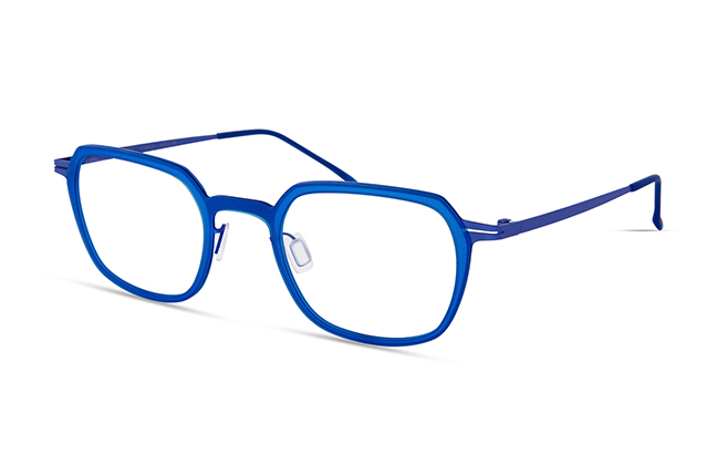 Il modello “4116” (nella colorazione “ELECTRIC BLUE”) degli occhiali Modo, appartenente alla collezione “PAPER-THIN TITANIUM”