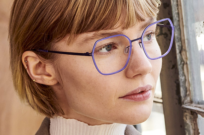 Una ragazza indossa il modello “4114” degli occhiali Modo