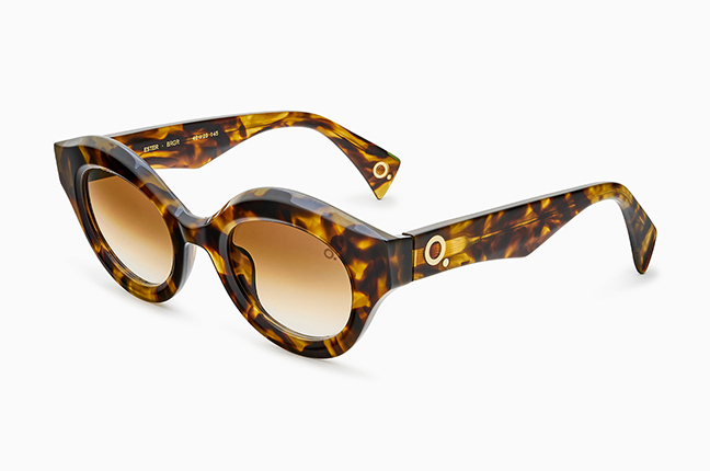 Il modello “ESTER” degli occhiali da sole Etnia Barcelona