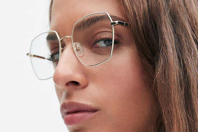 Una ragazza indossa il modello “TIERGARTEN” degli occhiali da vista Etnia Barcelona
