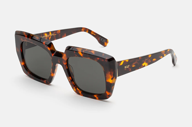 Il modello “Piscina Burnt Havana” degli occhiali Retrosuperfuture – Collezione SS23