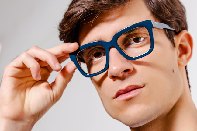 Un ragazzo indossa il modello “RENEW COL 4” degli occhiali Catuma