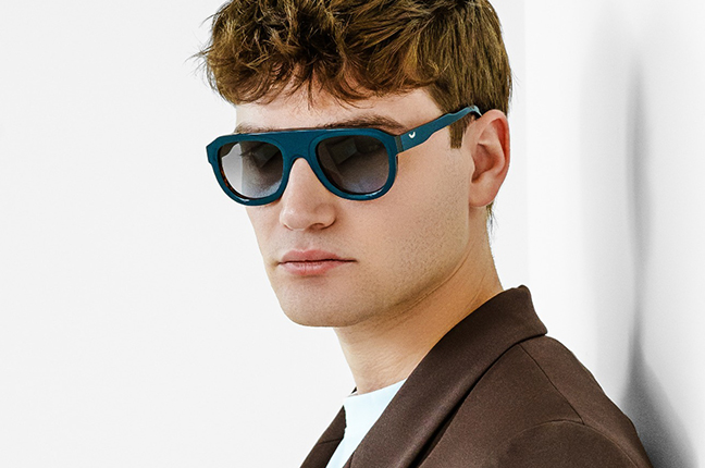 Un ragazzo indossa il modello “FUTURE COL 3” degli occhiali Catuma