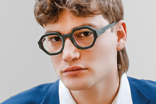 Un ragazzo indossa il modello “FLAKE COL 4” degli occhiali Catuma