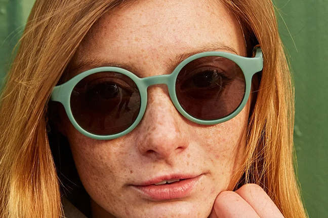 Una ragazza indossa il modello “Cochamo Green” degli occhiali Karün