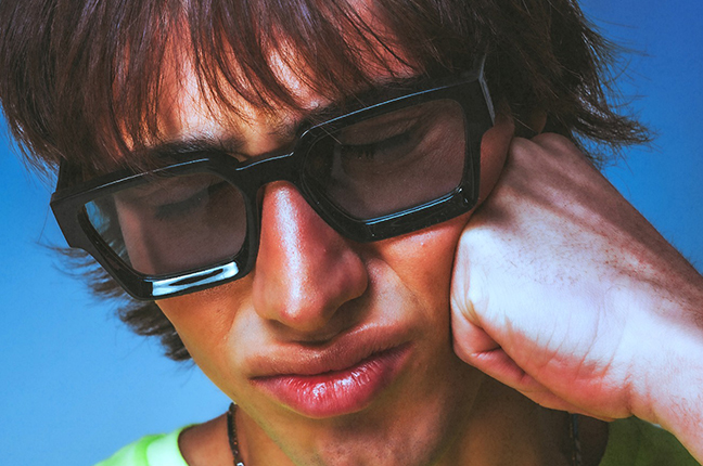 Un ragazzo indossa il modello “DAMIAN” degli occhiali da sole Saraghina