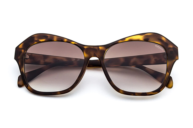 Il modello “BIANCA” degli occhiali da sole Saraghina