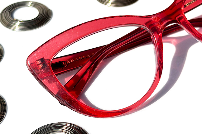 Il modello “137 - COL. 02” degli occhiali Lamarca, appartenente alla collezione “CESELLI”