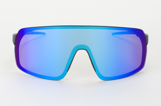 Il modello “RAMS” (versione “Blue MCI”) degli occhiali OUT OF