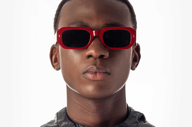 Un ragazzo indossa il modello “HIGH-ERA Red” degli occhiali Gast