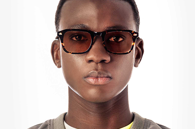 Un ragazzo indossa il modello “SEGNO Havana Flame” degli occhiali Gast