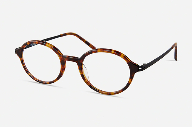 Il modello “4568” (nella colorazione “Tortoise”) degli occhiali Modo, appartenente alla collezione “Paper-Thin Collection”