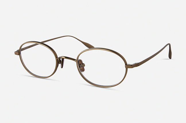 Il modello “9002” (nella colorazione “Bronze”) degli occhiali Modo, appartenente alla collezione “Legacy Collection”