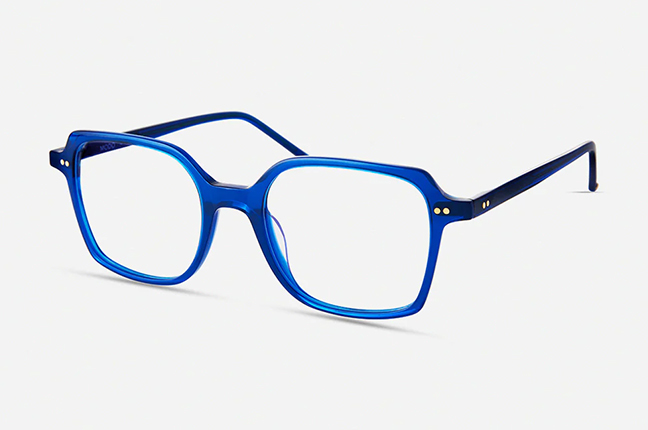 Il modello “8008” (nella colorazione “Dark Blue”) degli occhiali Modo, appartenente alla collezione “Legacy Collection”