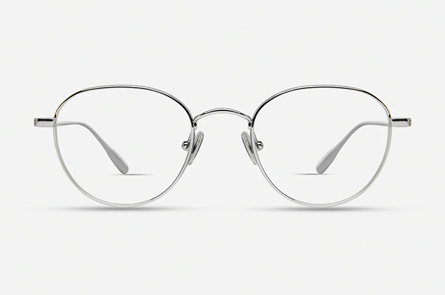 Il modello “9000” (nella colorazione “Silver”) degli occhiali Modo, appartenente alla collezione “Legacy Collection”