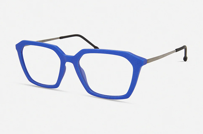 Il modello “OMEGA” (nella colorazione “Electric Blue”) degli occhiali Modo, appartenente alla collezione “3D Lab Collection”
