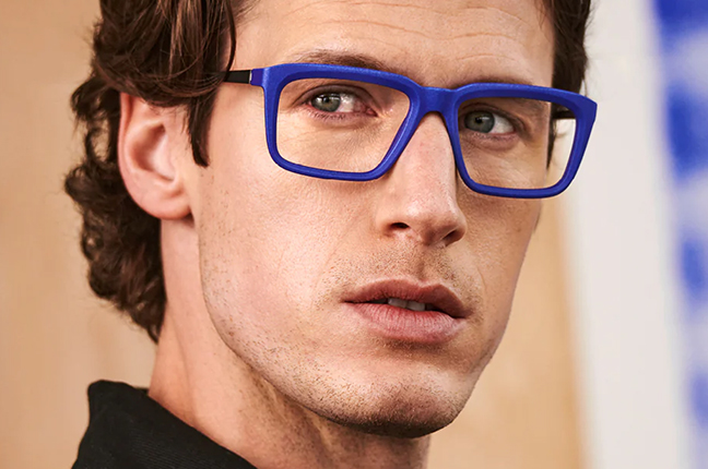 Un ragazzo indossa il modello “GEBO” (nella colorazione “Electric Blue”) degli occhiali Modo