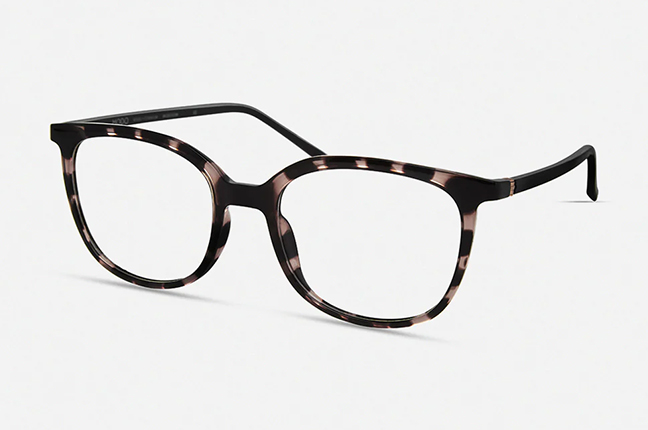 Il modello “7060” (nella colorazione “Pink Tortoise”) degli occhiali Modo, appartenente alla collezione “R 1000 Collection”