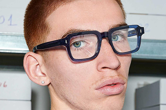 Un ragazzo indossa il modello “DAIM Blue” degli occhiali Gast