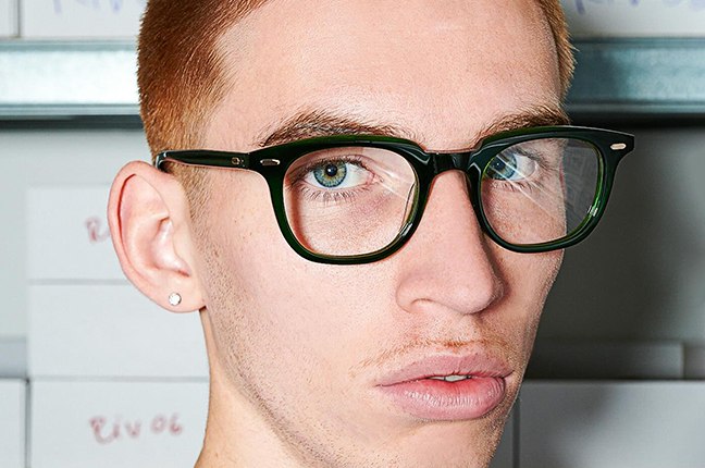Un ragazzo indossa il modello “RIVA Pine Green” degli occhiali Gast